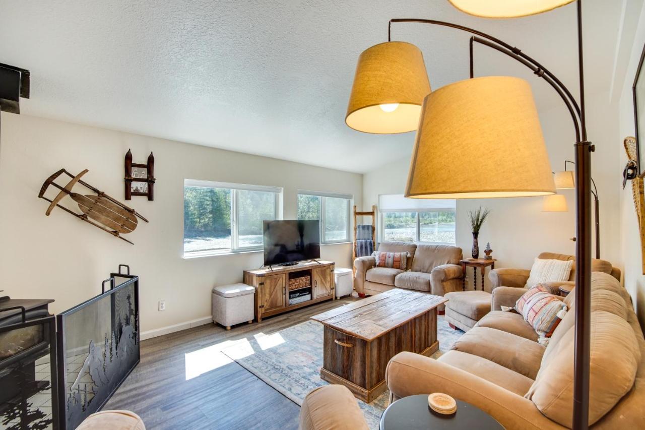 Riverfront Home With Deck, Near Mount Rainier! Пакууд Екстериор снимка