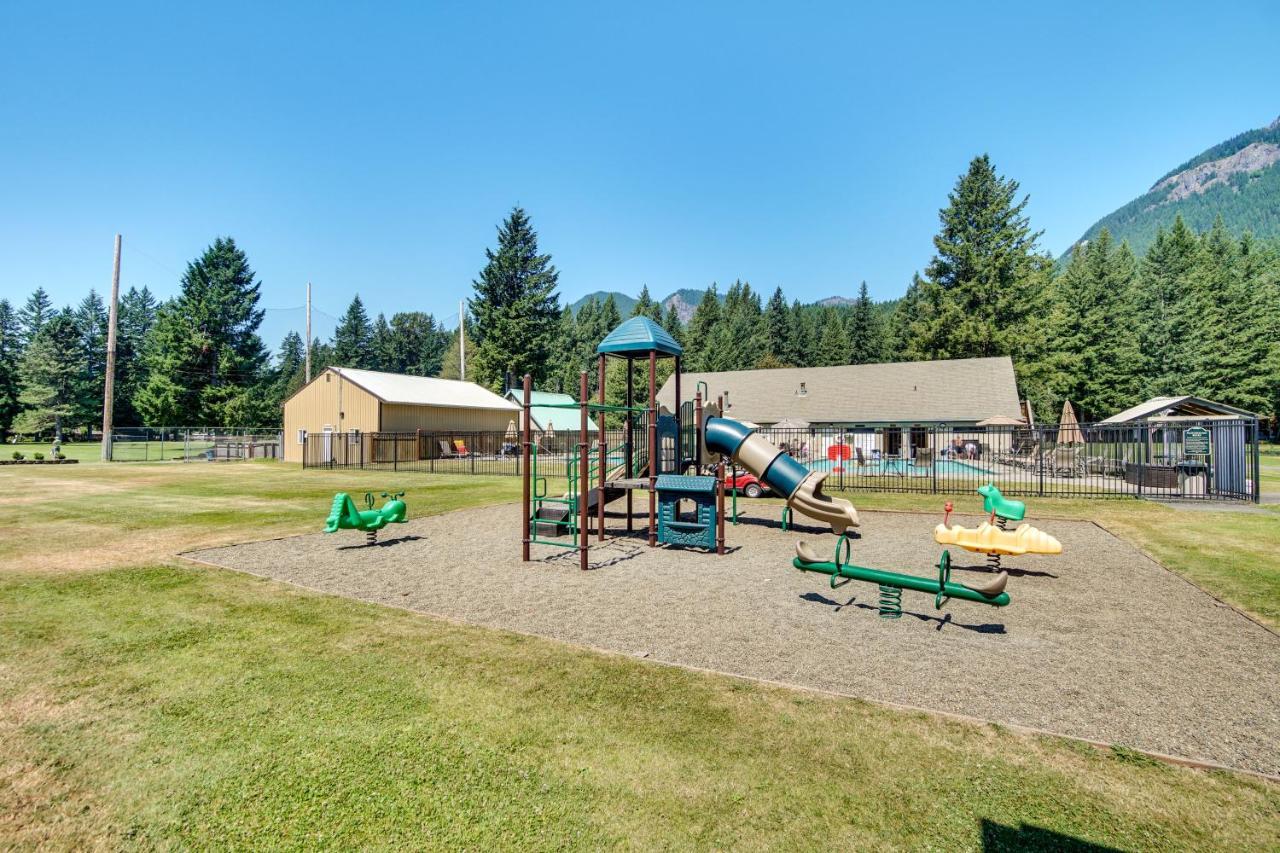 Riverfront Home With Deck, Near Mount Rainier! Пакууд Екстериор снимка