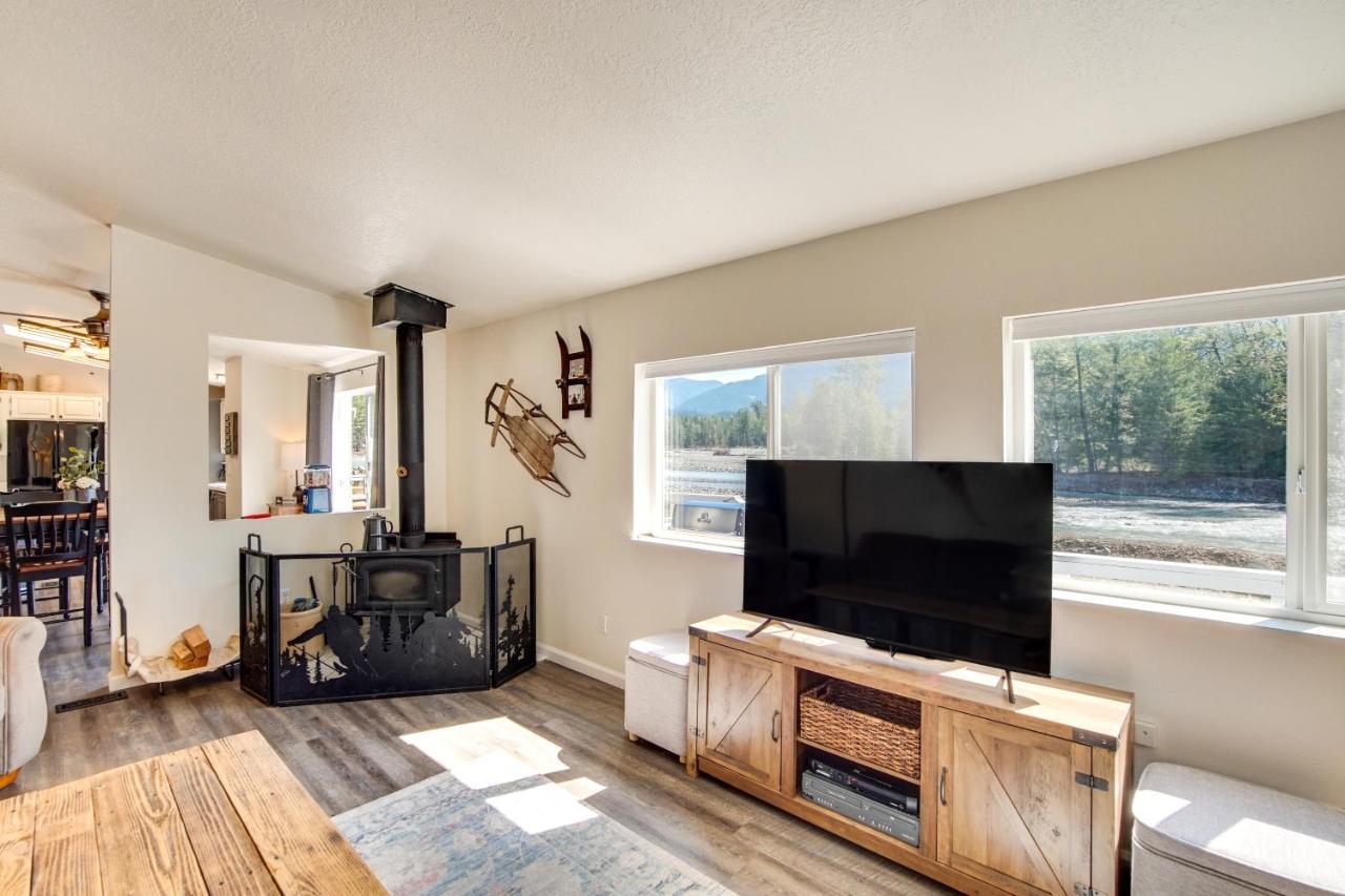 Riverfront Home With Deck, Near Mount Rainier! Пакууд Екстериор снимка