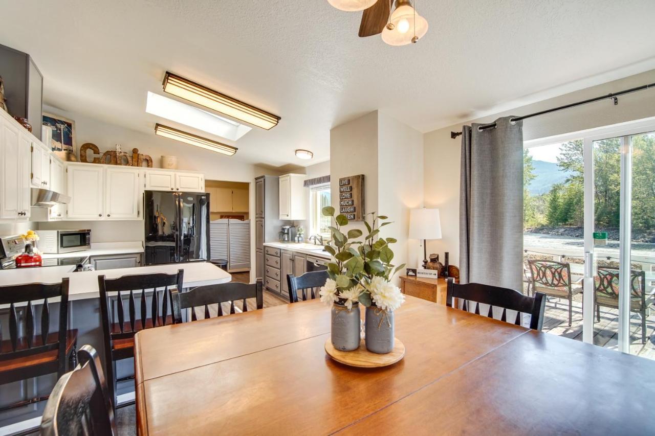 Riverfront Home With Deck, Near Mount Rainier! Пакууд Екстериор снимка