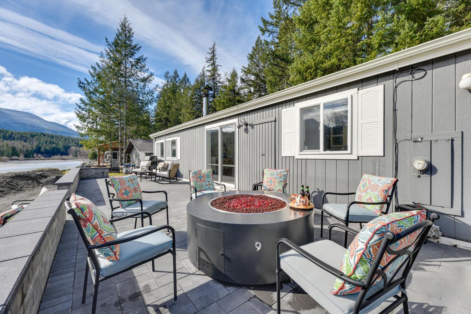 Riverfront Home With Deck, Near Mount Rainier! Пакууд Екстериор снимка