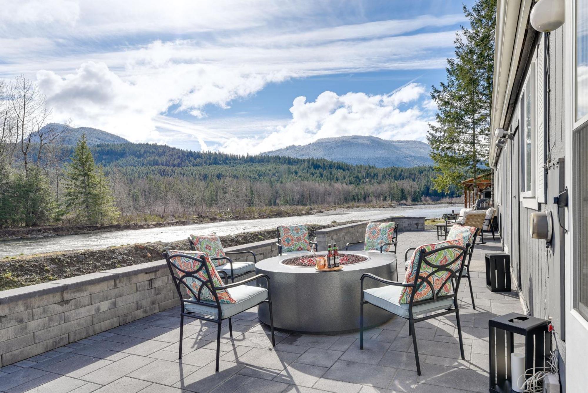 Riverfront Home With Deck, Near Mount Rainier! Пакууд Екстериор снимка