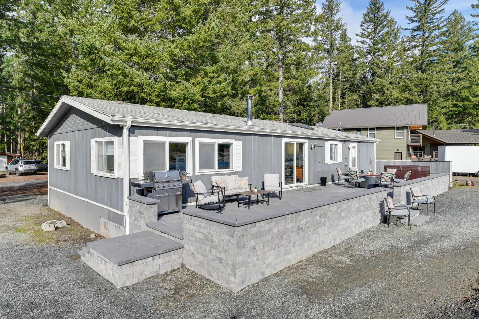 Riverfront Home With Deck, Near Mount Rainier! Пакууд Екстериор снимка