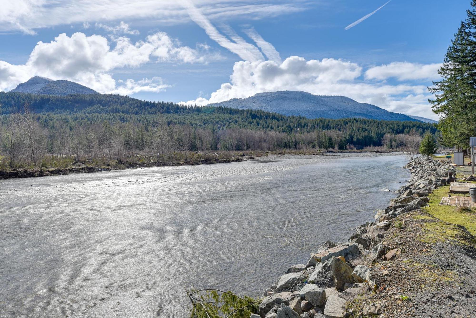 Riverfront Home With Deck, Near Mount Rainier! Пакууд Екстериор снимка
