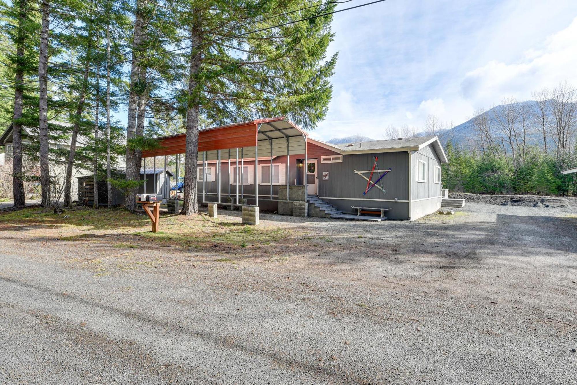 Riverfront Home With Deck, Near Mount Rainier! Пакууд Екстериор снимка