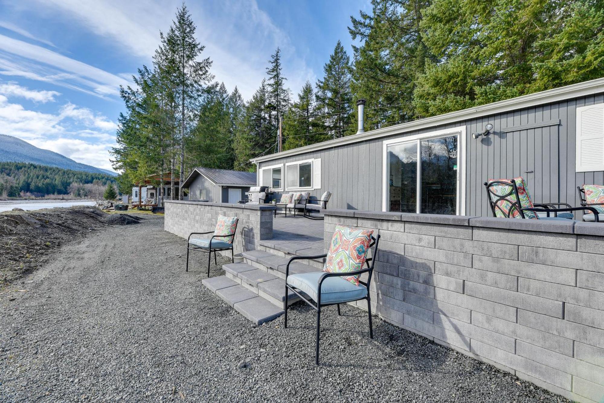 Riverfront Home With Deck, Near Mount Rainier! Пакууд Екстериор снимка