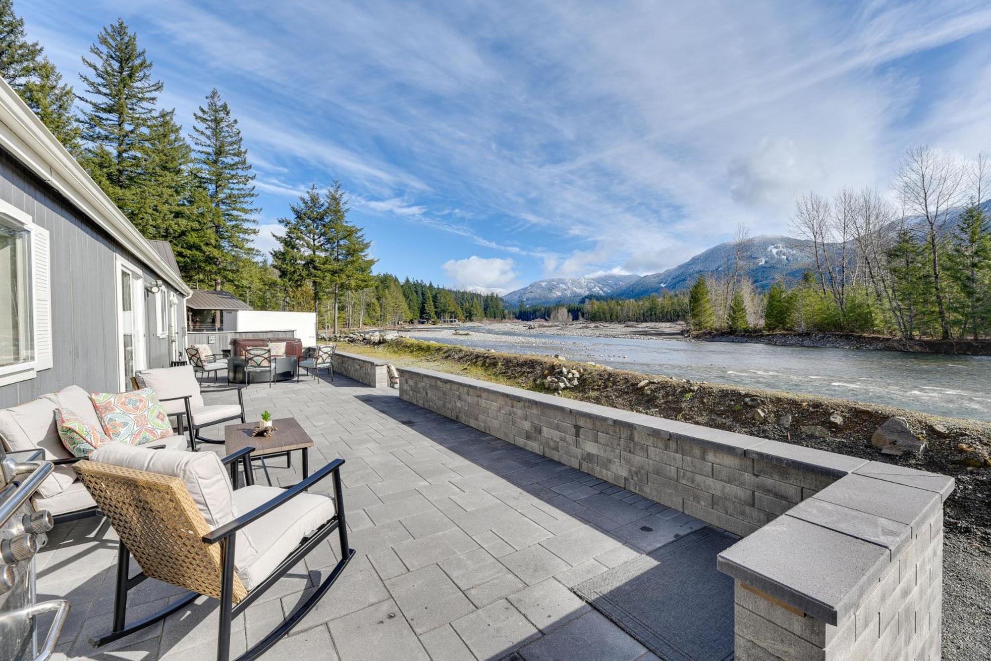 Riverfront Home With Deck, Near Mount Rainier! Пакууд Екстериор снимка