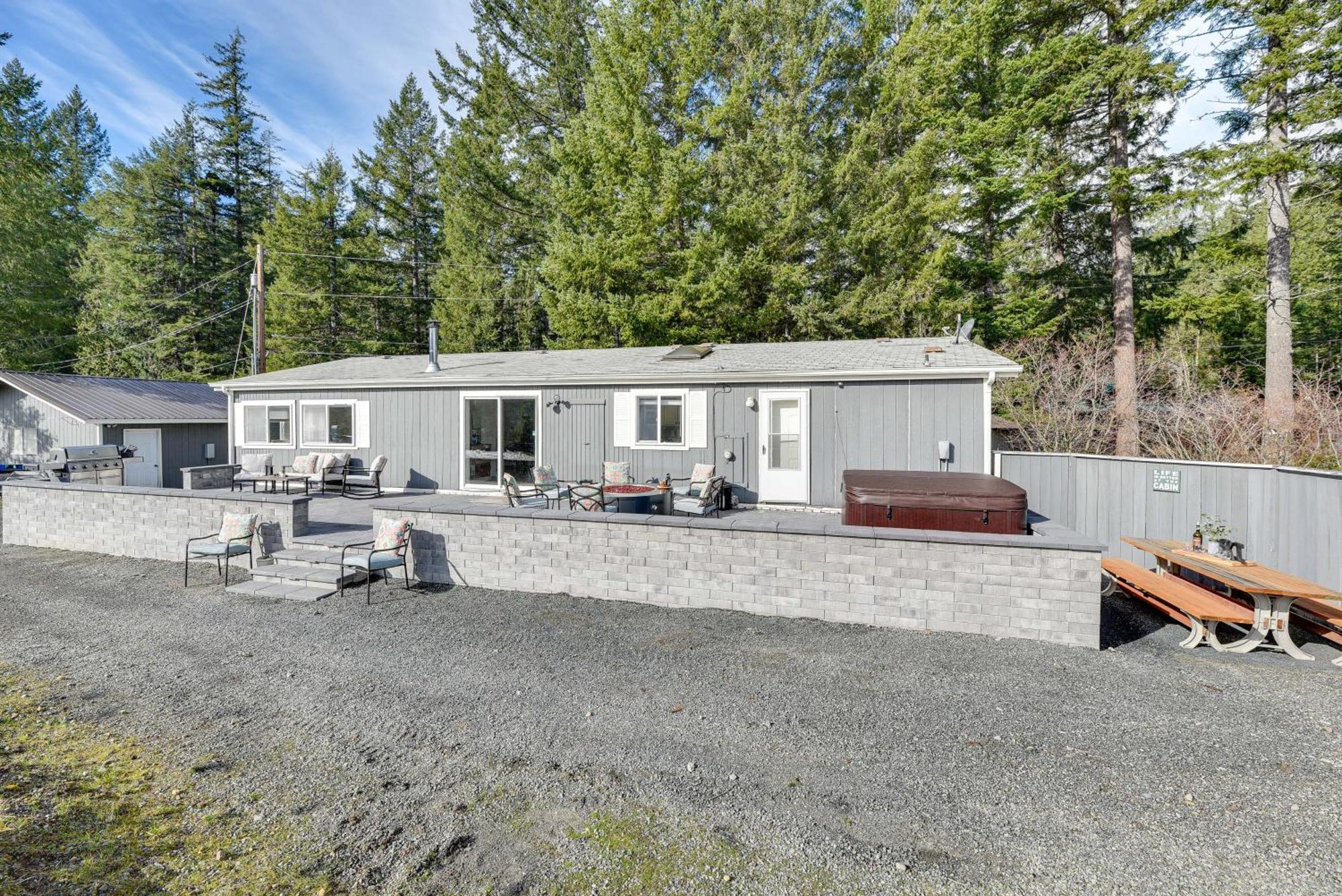 Riverfront Home With Deck, Near Mount Rainier! Пакууд Екстериор снимка
